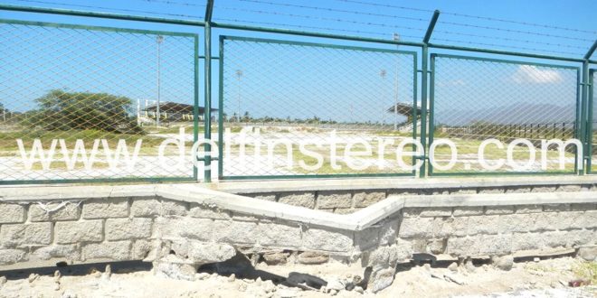 El salitre carcome muro de cerramiento del estadio de fútbol en Ciénaga