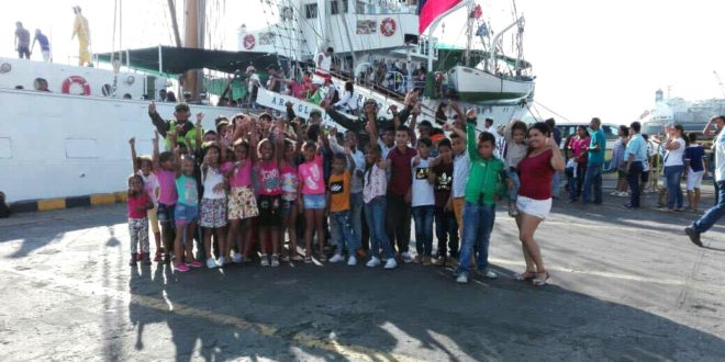 Niños de escasos recursos de Puebloviejo conocieron el buque ARC «Gloria»