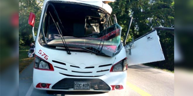 Cuatro personas con lesiones leves, dejó accidente de tránsito cerca a Manantial